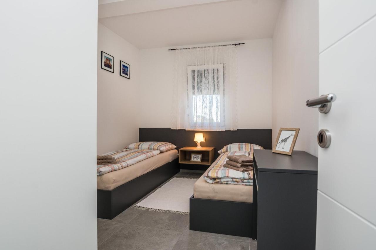 Apartment Spanic 1 Vir Bagian luar foto